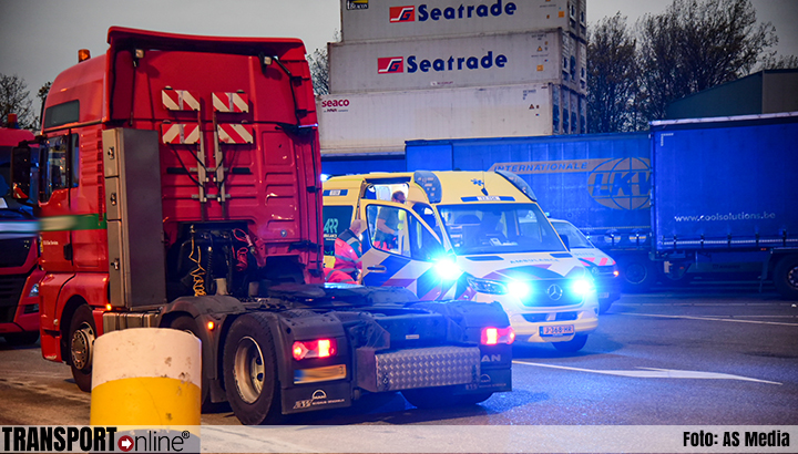 Voetganger aangereden door vrachtwagen op terminal in Rotterdam [+foto's]