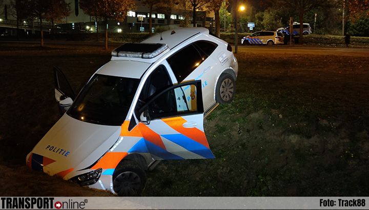 Achtervolging in Venlo eindigt in greppel, twee agenten gewond [+foto]