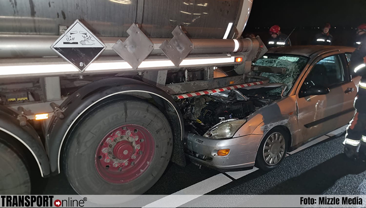 Automobilist botst achterop tankwagen op A4 [+foto]