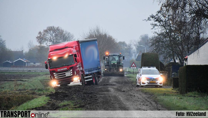 Vrachtwagen van de weg in Hengstdijk [+foto]
