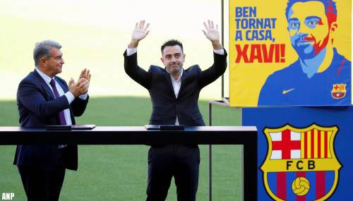 Duizenden fans Barcelona onthalen trainer Xavi in Camp Nou