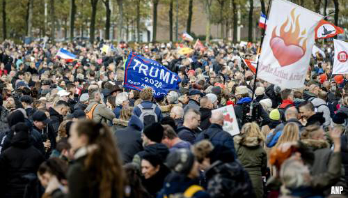 Circa 20.000 betogers tegen coronabeleid lopen mars in Den Haag
