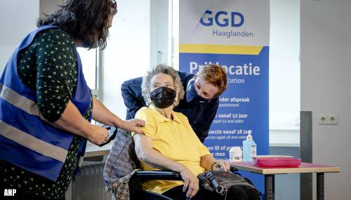 Vrouw (90) krijgt in Den Haag eerste boosterprik voor ouderen