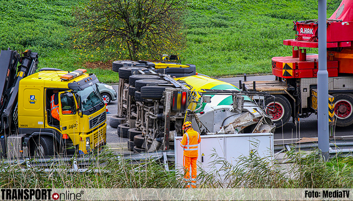 Volle cementwagen gekanteld in Rotterdam [+foto]