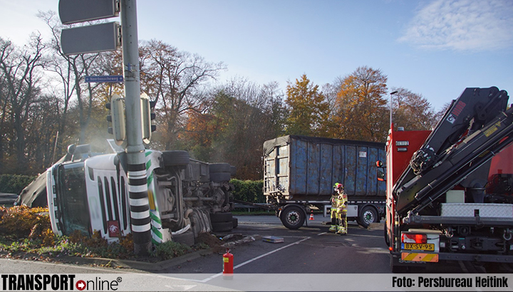 Vrachtwagen met schroot gekanteld op rotonde in Nijmegen [+foto]