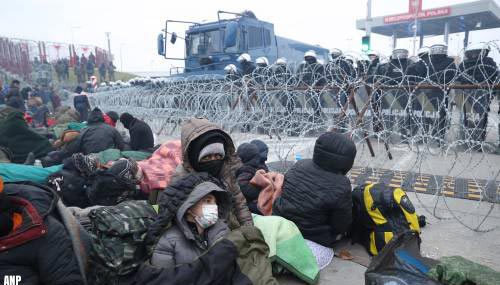 Leger Polen zet waterkanon en traangas in tegen migranten