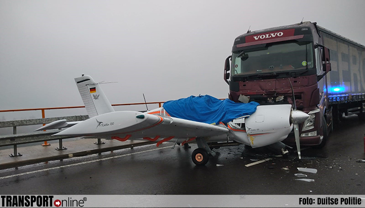 Vrachtwagen botst met vliegtuig op Duitse A62 [+foto]