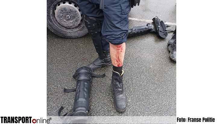 Vijftien agenten gewond bij confrontatie met migranten in Calais [+foto's]