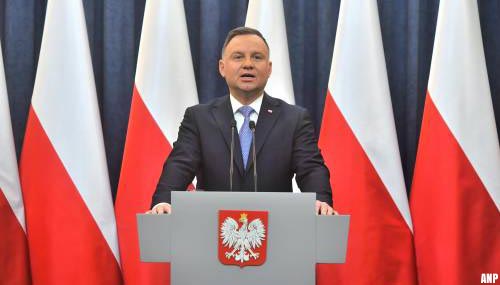 President Polen houdt omstreden mediawet tegen met veto