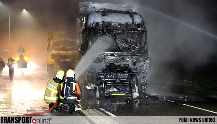 Vrachtwagen trekker volledig uitgebrand op N339 [+foto]