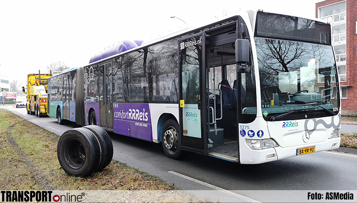 Lijnbus verliest wiel in Wageningen [+foto's]