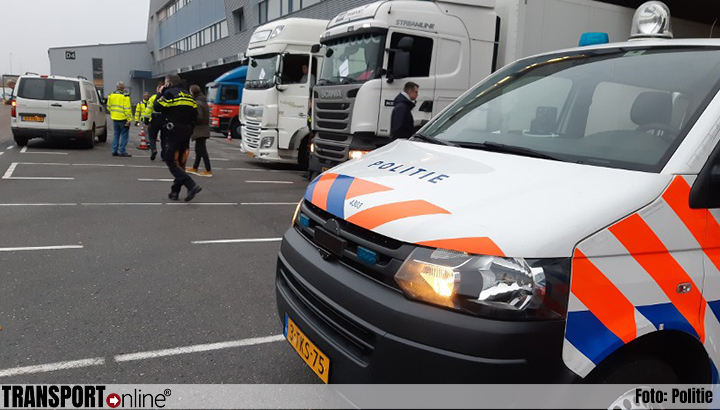 Politie houdt grote controle bij bedrijven bloemenveiling Aalsmeer en Uithoorn