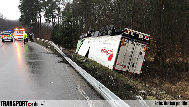 Vrachtwagen komt op dak terecht bij ongeval op Duitse A65 [+foto]