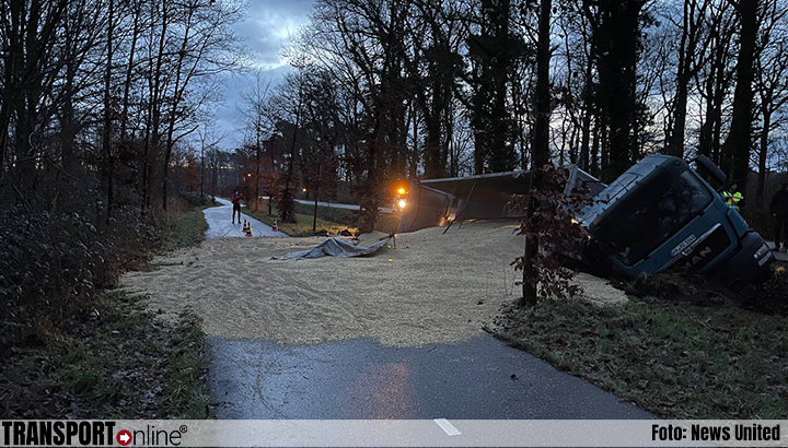 Vrachtwagen met tarwe gekanteld in Winterswijk na uitwijken voor tegenligger [+foto]