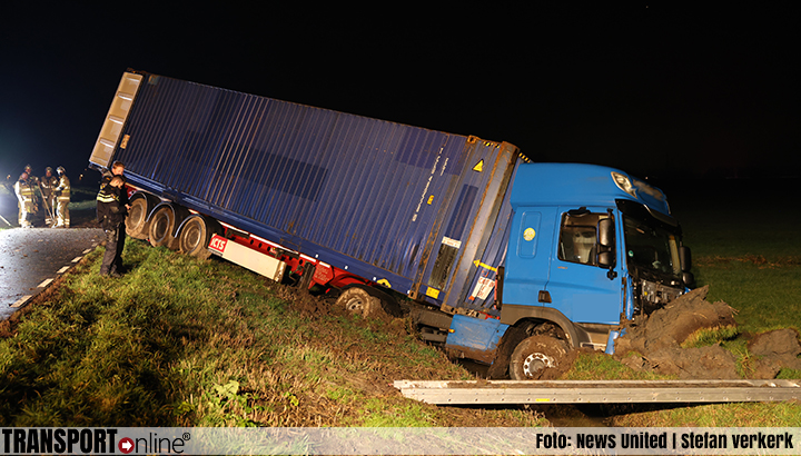 Vrachtwagenchauffeur raakt door onwelwording van de weg bij Kampen [+foto]