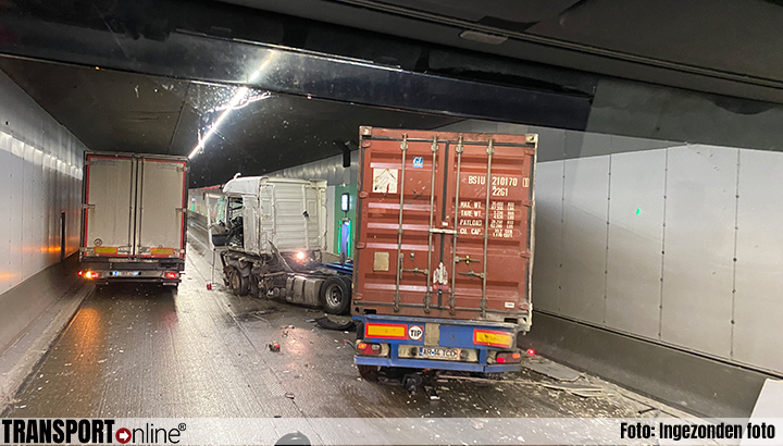 Vrachtwagenchauffeur botst tegen wanden Liefkenshoektunnel, tunnel urenlang afgesloten [+foto's]