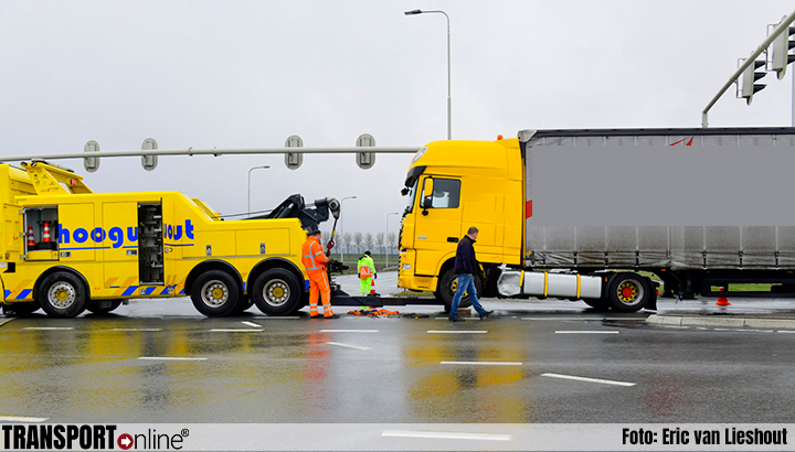 Bestelbussen van de weg nadat vrachtwagen 400 liter diesel verliest op N201 [+foto's]