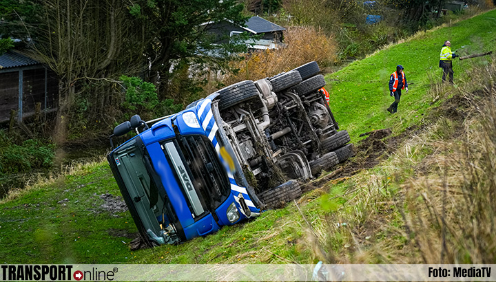 Vrachtwagen van de dijk in Barendrecht na uitwijken voor tegenligger [+foto]