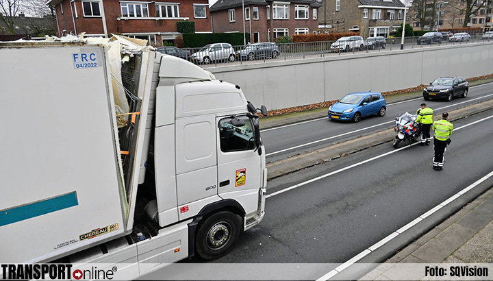 Vrachtwagen botst tegen viaduct in Breda [+foto]