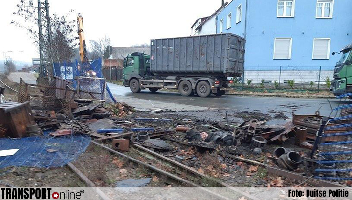 Vrachtwagen verliest container, trein botst op lading schroot [+foto]