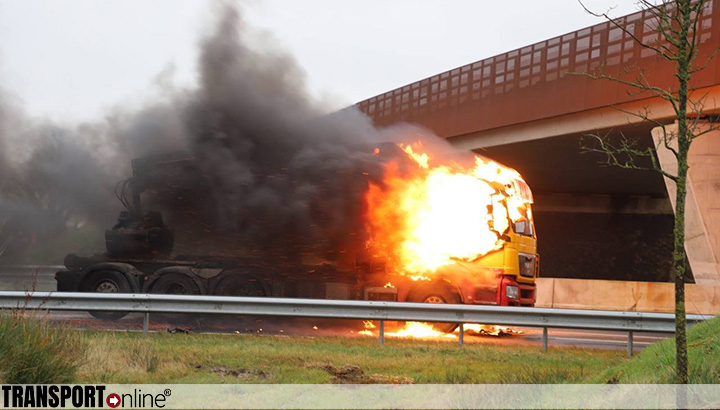 Vrachtwagen in brand op N356 [+foto's]