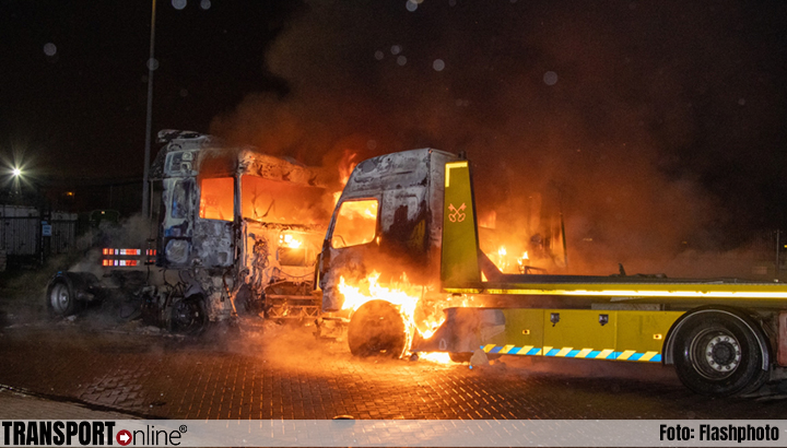 Twee vrachtwagens in vlammen opgegaan in Schiedam [+foto's]