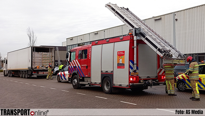 Vijf personen aangetroffen in vrachtwagen in Weesp [+foto's]