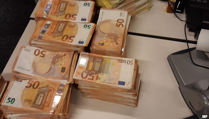 Bijna 8 miljoen euro cash aangetroffen in Rotterdamse woning