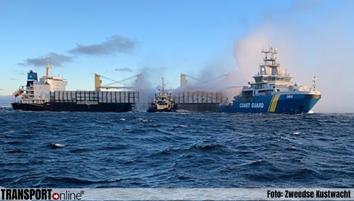 Lading hout op de 'Almirante Storni' in brand bij Göteborg [+video]