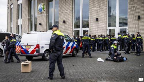 Politie arresteert Koerdische betogers bij pand OPCW in Den Haag