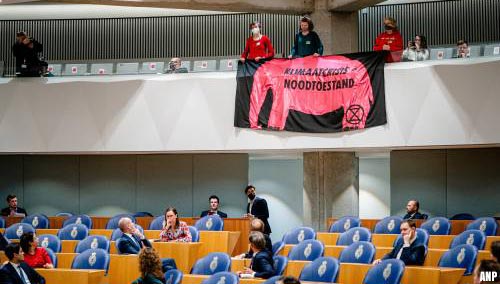 Activisten laten spandoek in Kamer vallen bij formatiedebat