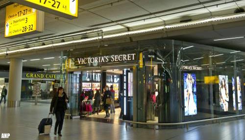 Kabinet gaat niet-essentiële winkels op Schiphol toch sluiten