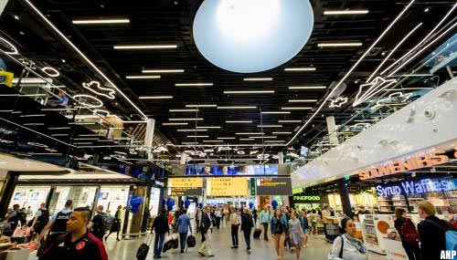 D66 wil niet-essentiële winkels op Schiphol dicht