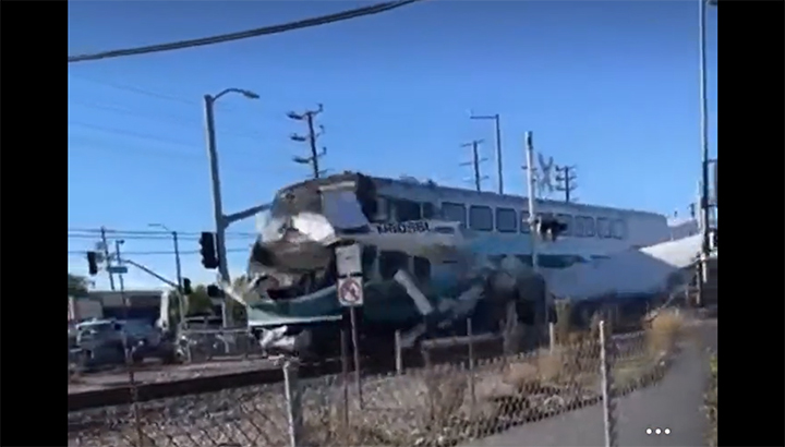Vliegtuigje na noodlanding geramd door trein in Los Angeles, piloot op nippertje gered [+video's]