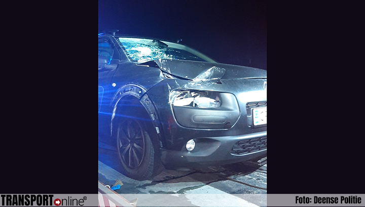 Deense politie op zoek naar vrachtwagenchauffeur nadat verloren metalen palen auto raken [+foto's]