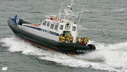 Sleepboot maakt verbinding met stuurloze vrachtschip Julietta D voor kust IJmuiden