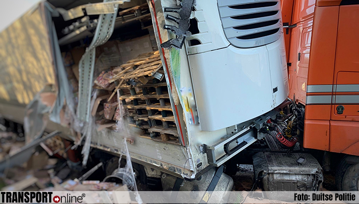 Vrachtwagen ramt vangrail en verliest groot gedeelte lading diepvriespizza's