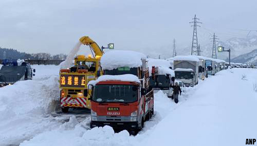 Verkeerschaos in Japan door sneeuwval