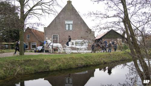 Honderden mensen nemen in Leiden afscheid van 14-jarige Esmee