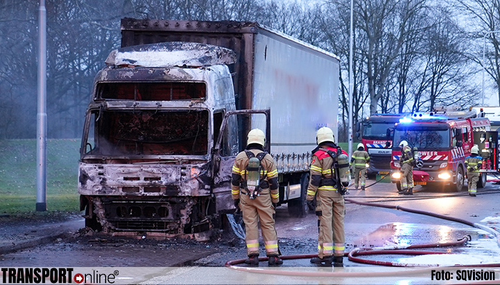 Vrachtwagenchauffeur overleden na brand in cabine [+foto's]