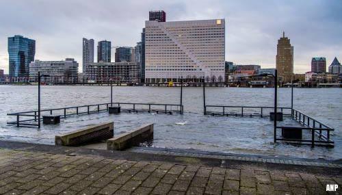 Water op kades van Noordereiland Rotterdam