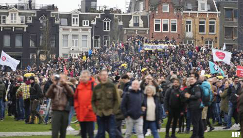 Paar duizend demonstranten lopen in stoet door Amsterdam