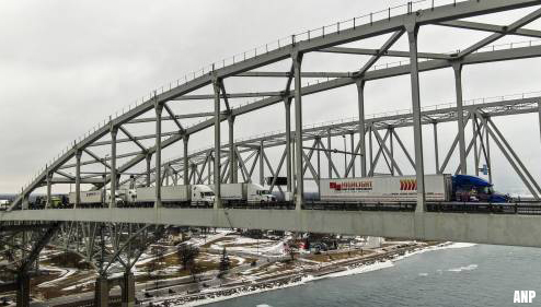 Canadese brug ondanks ingrijpen politie nog steeds geblokkeerd