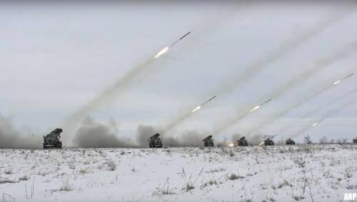 Poetin inspecteert oefening waarbij raketten worden afgevuurd