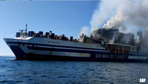 Eén van de vermiste vrachtwagenchauffeurs levend gevonden op brandend Grieks Ro-Ro-schip