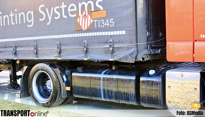 Vrachtwagen lekt vloeistof na ongeval op A1 [+foto's]