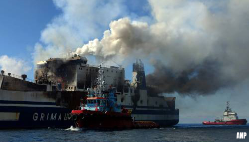 Brandende Euroferry Olympia naar Griekse haven, nog steeds tien chauffeurs vermist