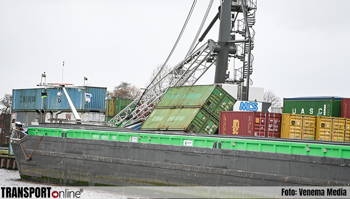Vier containers waaien om bij containerterminal in Westerbroek