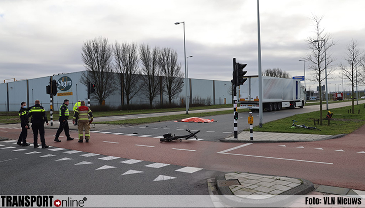 Fietser omgekomen bij aanrijding met vrachtwagen in Amsterdam [+foto]