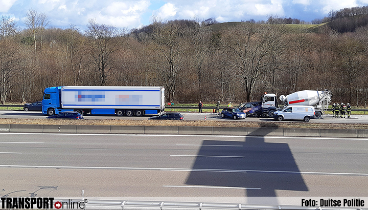 Vrachtwagen rijdt in op file Duitse A9, drie gewonden [+foto]